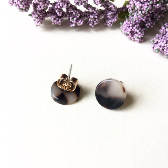 CRAZY SALE Minimalist Tortoise Shell Earrings - Picture 4 of 4